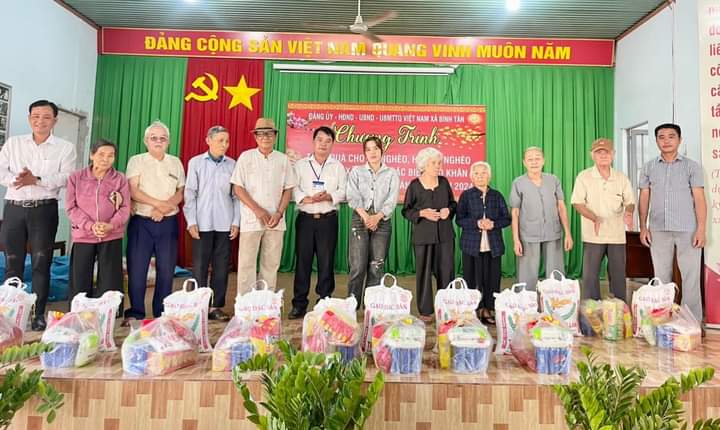 Xã Bình Tân trao tặng quà Tết cho các đối tượng chính sách